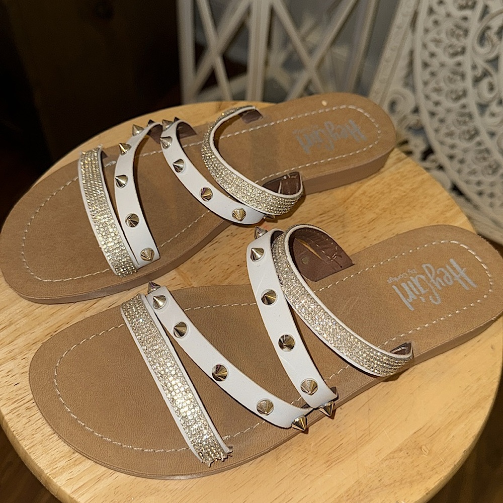 🆕🌿🤍CORKYS: Stud Spike Rhinestone Strappy Sandals SIZE 7.5-8 (39EUR)